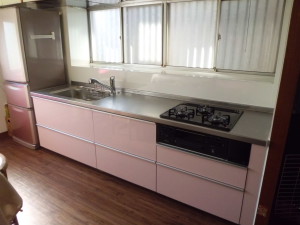 鮮やかなピンク色の可愛いキッチンに♪機能も充実。